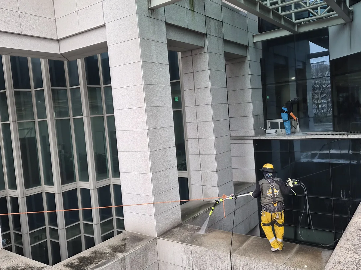 이천시 마장면 상가건물 옥상 파라펫 장비 주변 정밀 위생청소 사례 - 행진크린