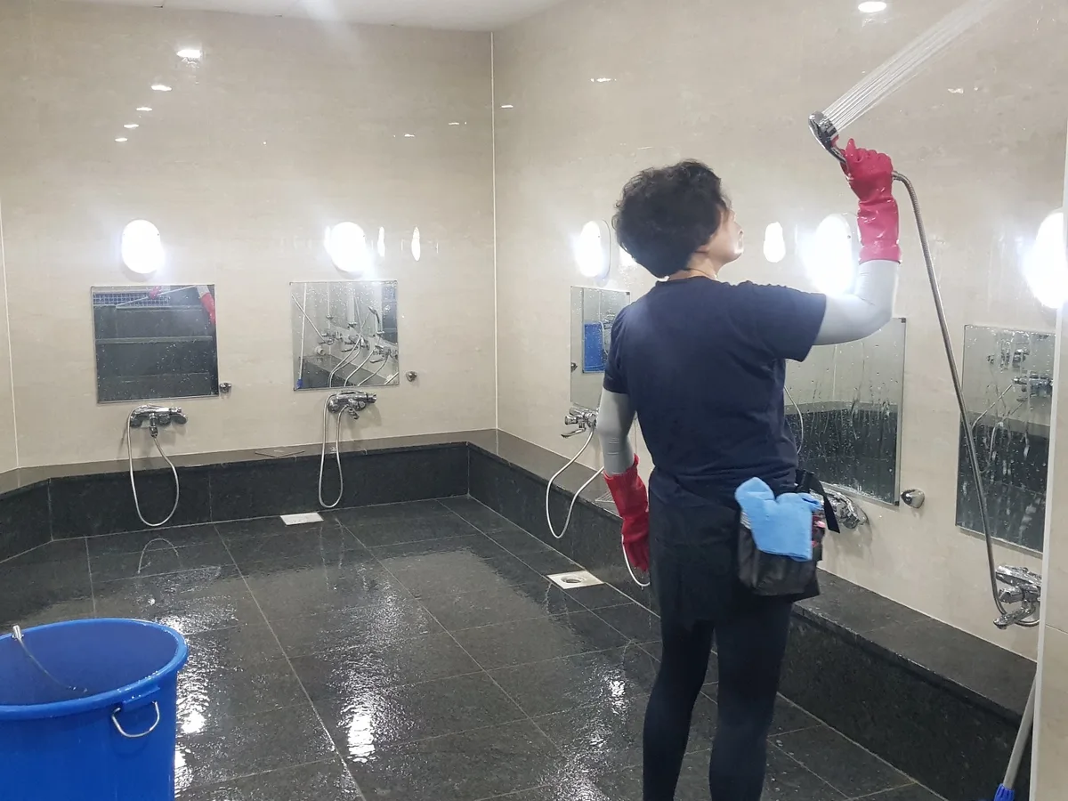 성남시 중원구 성남동 목욕탕 탈의실·파우더룸 바닥 위생청소 사례 - 행진크린
