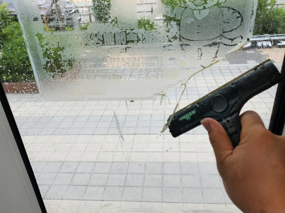용인시 수지구 상현동 사무실 고층 외창 장비 주변 정밀 위생청소 사례 - 행진크린